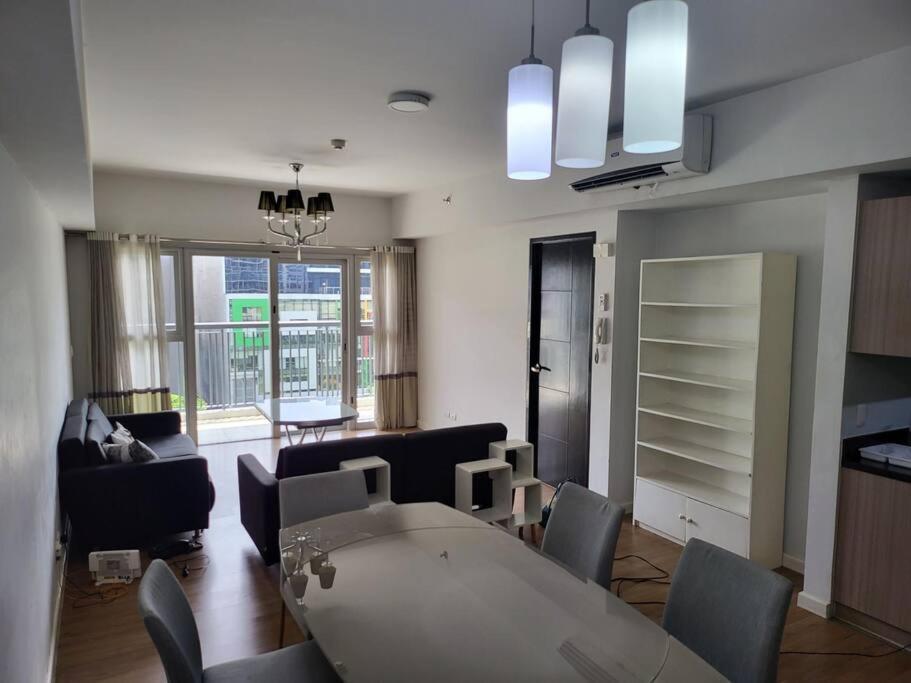 Luxury @ Bgc Sleeps 6 Comfortably Fast Wifi Pool! Apartment Manila Luaran gambar