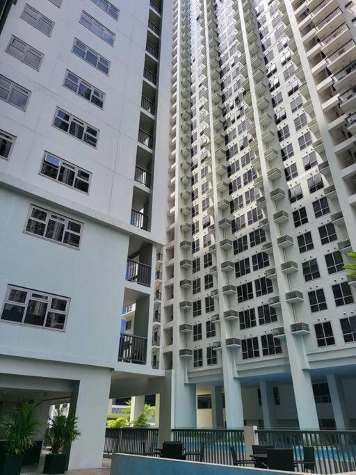Luxury @ Bgc Sleeps 6 Comfortably Fast Wifi Pool! Apartment Manila Luaran gambar
