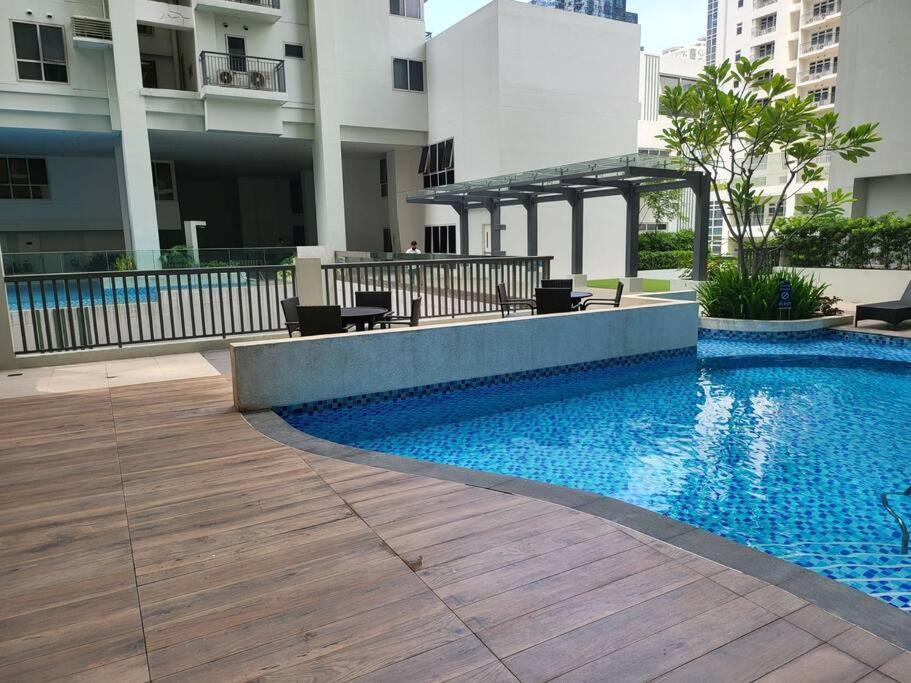 Luxury @ Bgc Sleeps 6 Comfortably Fast Wifi Pool! Apartment Manila Luaran gambar