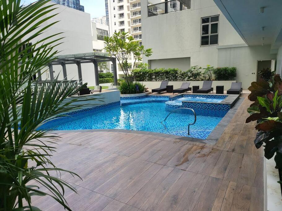 Luxury @ Bgc Sleeps 6 Comfortably Fast Wifi Pool! Apartment Manila Luaran gambar