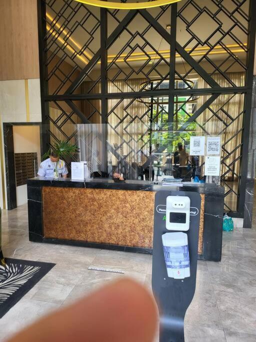 Luxury @ Bgc Sleeps 6 Comfortably Fast Wifi Pool! Apartment Manila Luaran gambar