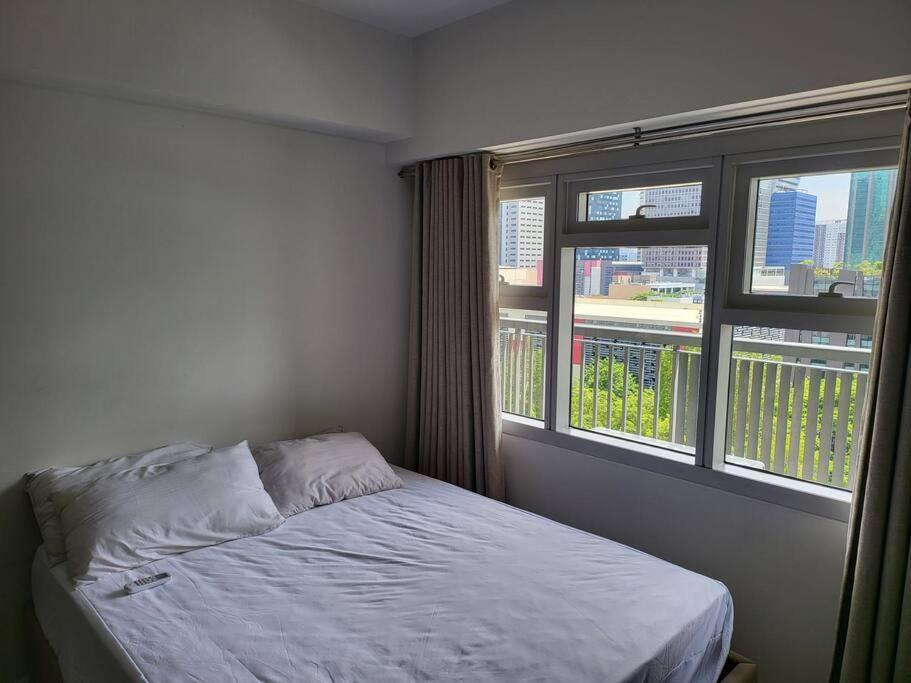 Luxury @ Bgc Sleeps 6 Comfortably Fast Wifi Pool! Apartment Manila Luaran gambar