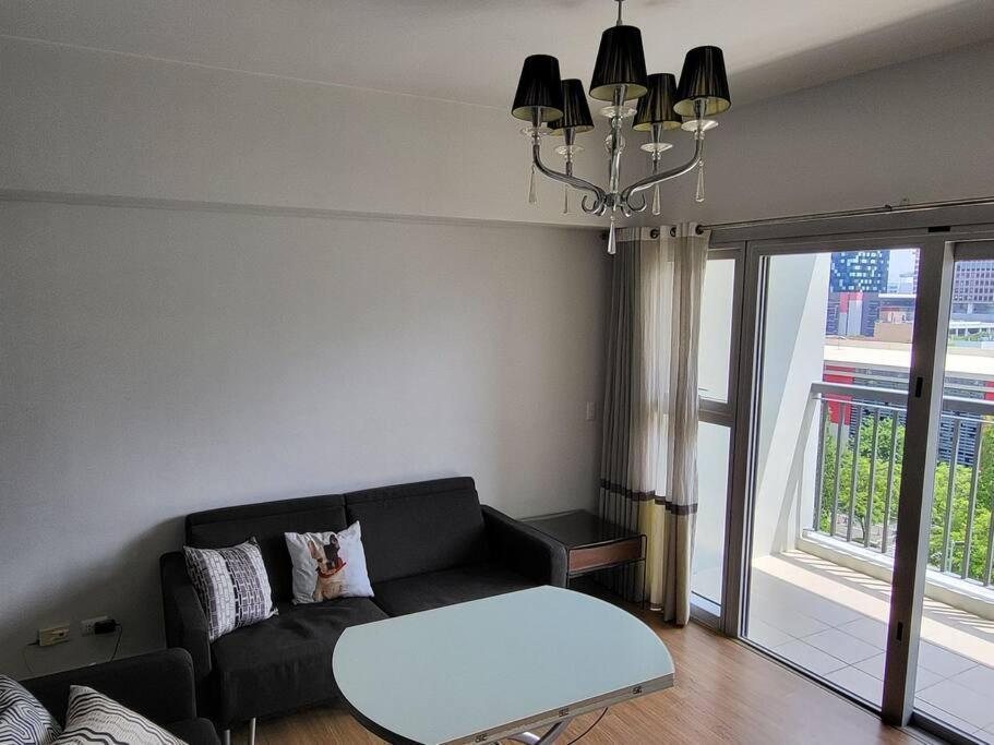 Luxury @ Bgc Sleeps 6 Comfortably Fast Wifi Pool! Apartment Manila Luaran gambar