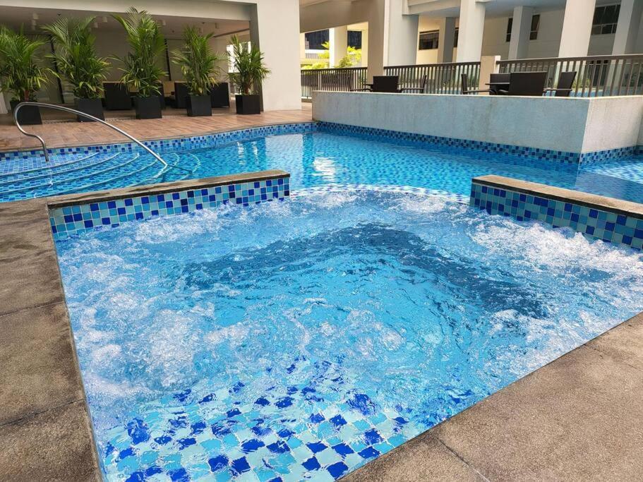 Luxury @ Bgc Sleeps 6 Comfortably Fast Wifi Pool! Apartment Manila Luaran gambar