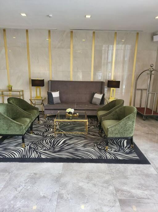 Luxury @ Bgc Sleeps 6 Comfortably Fast Wifi Pool! Apartment Manila Luaran gambar