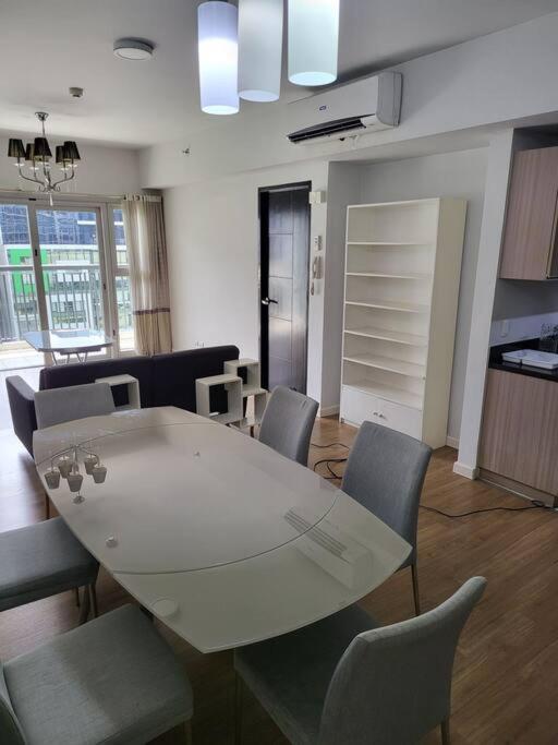 Luxury @ Bgc Sleeps 6 Comfortably Fast Wifi Pool! Apartment Manila Luaran gambar