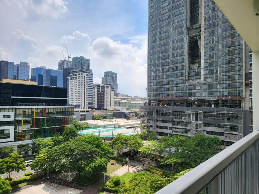 Luxury @ Bgc Sleeps 6 Comfortably Fast Wifi Pool! Apartment Manila Luaran gambar