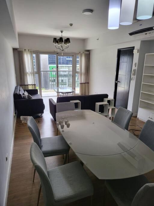 Luxury @ Bgc Sleeps 6 Comfortably Fast Wifi Pool! Apartment Manila Luaran gambar