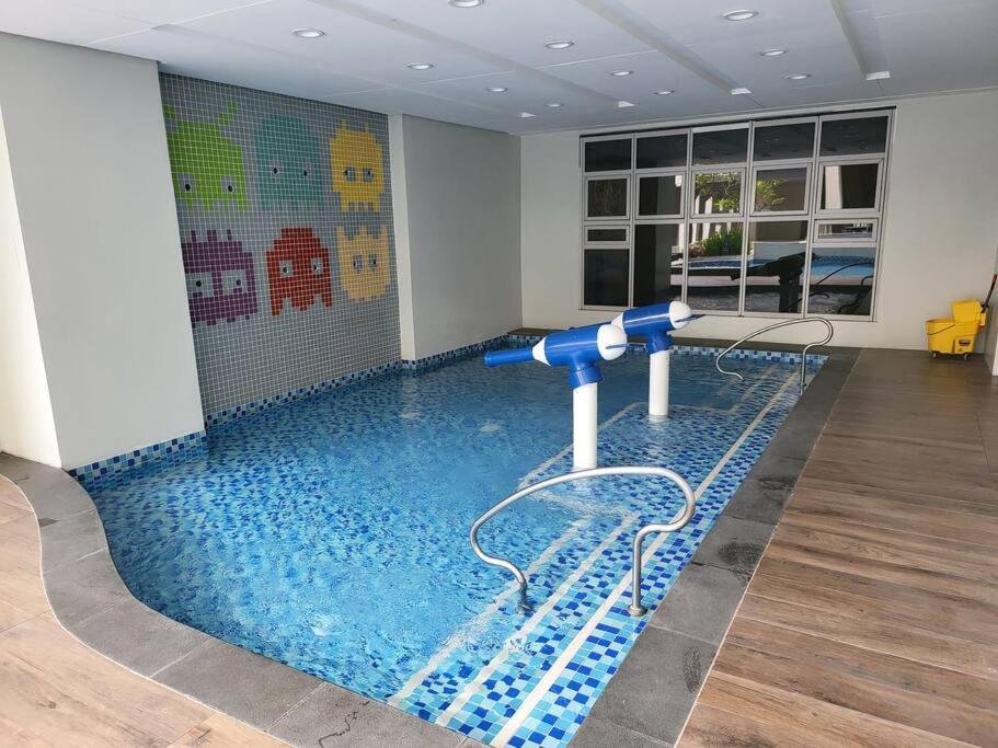 Luxury @ Bgc Sleeps 6 Comfortably Fast Wifi Pool! Apartment Manila Luaran gambar