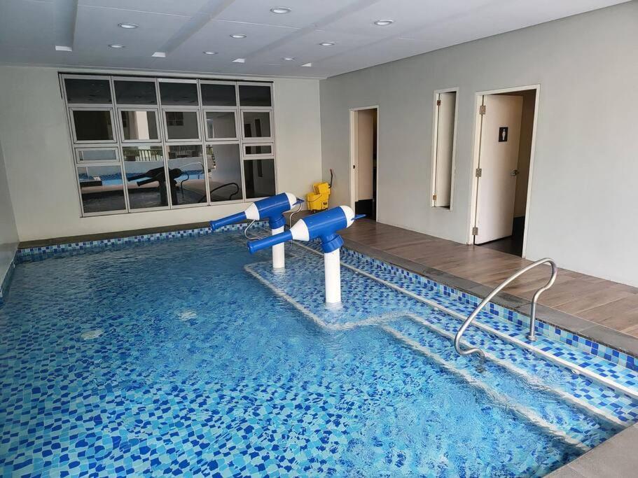 Luxury @ Bgc Sleeps 6 Comfortably Fast Wifi Pool! Apartment Manila Luaran gambar