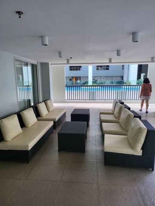 Luxury @ Bgc Sleeps 6 Comfortably Fast Wifi Pool! Apartment Manila Luaran gambar