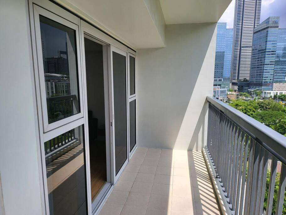 Luxury @ Bgc Sleeps 6 Comfortably Fast Wifi Pool! Apartment Manila Luaran gambar