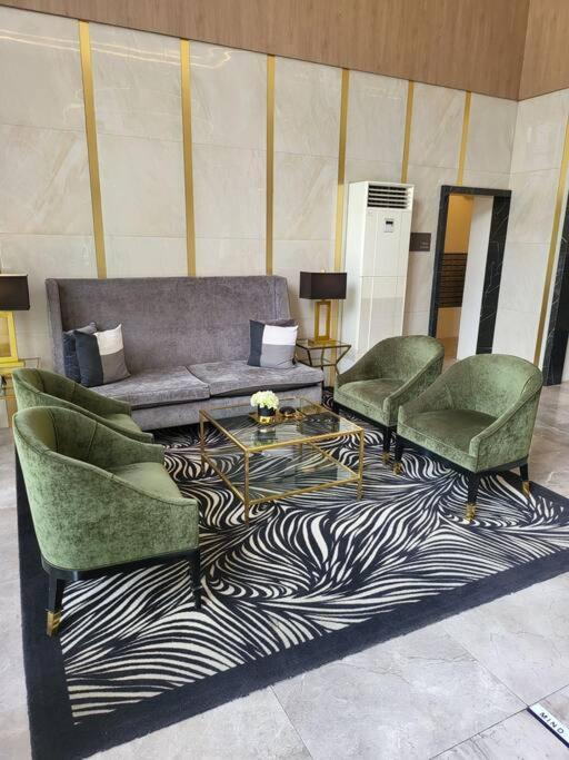 Luxury @ Bgc Sleeps 6 Comfortably Fast Wifi Pool! Apartment Manila Luaran gambar