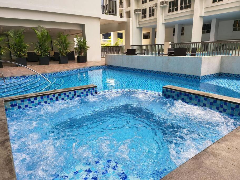 Luxury @ Bgc Sleeps 6 Comfortably Fast Wifi Pool! Apartment Manila Luaran gambar