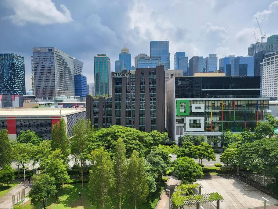 Luxury @ Bgc Sleeps 6 Comfortably Fast Wifi Pool! Apartment Manila Luaran gambar