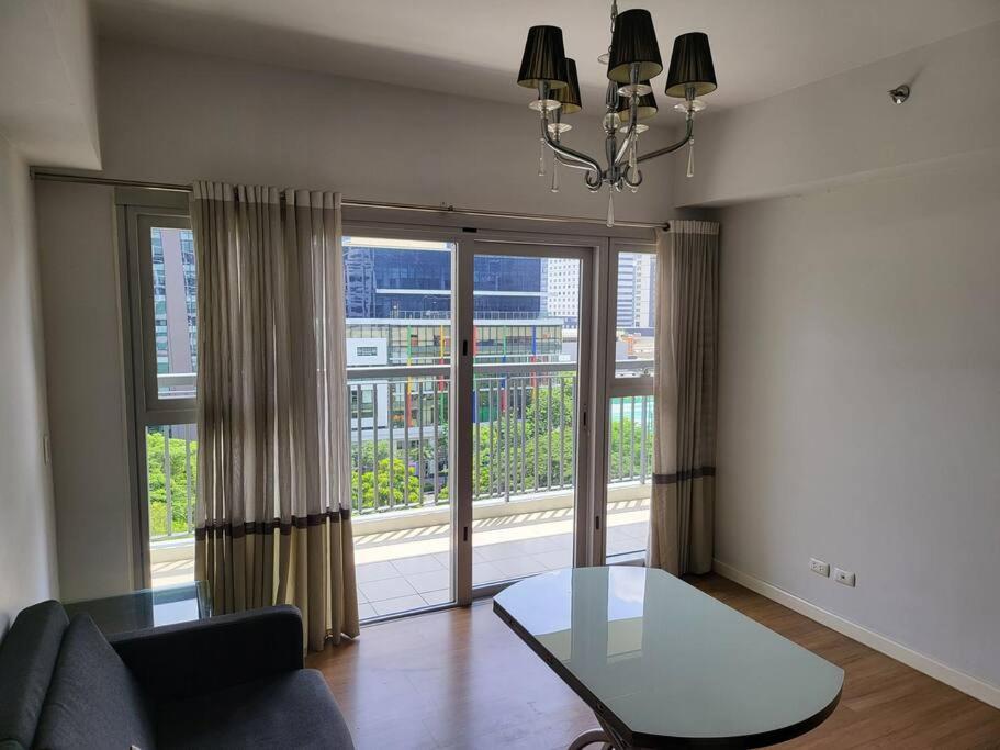 Luxury @ Bgc Sleeps 6 Comfortably Fast Wifi Pool! Apartment Manila Luaran gambar