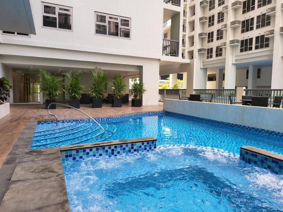 Luxury @ Bgc Sleeps 6 Comfortably Fast Wifi Pool! Apartment Manila Luaran gambar