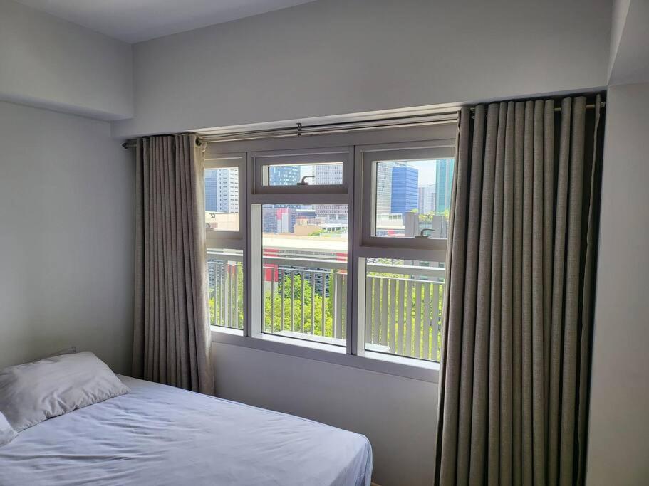 Luxury @ Bgc Sleeps 6 Comfortably Fast Wifi Pool! Apartment Manila Luaran gambar