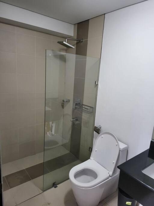 Luxury @ Bgc Sleeps 6 Comfortably Fast Wifi Pool! Apartment Manila Luaran gambar